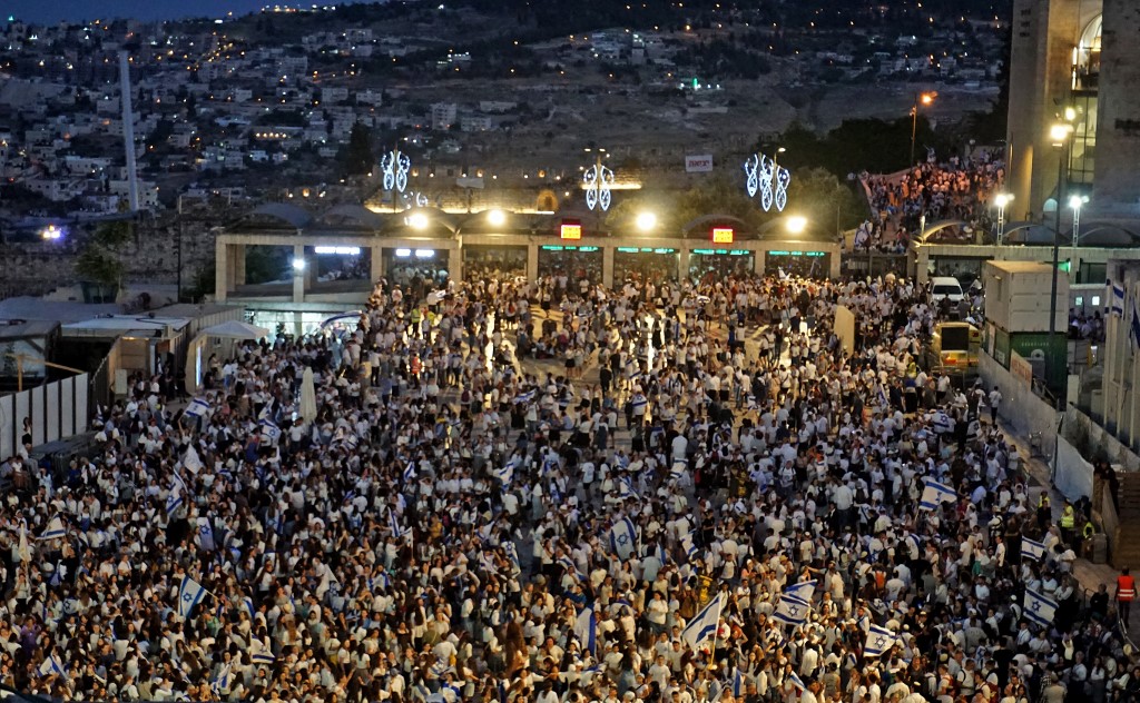 Több mint ötvenezren vettek részt az izraeli zászlós meneten Jeruzsálemben