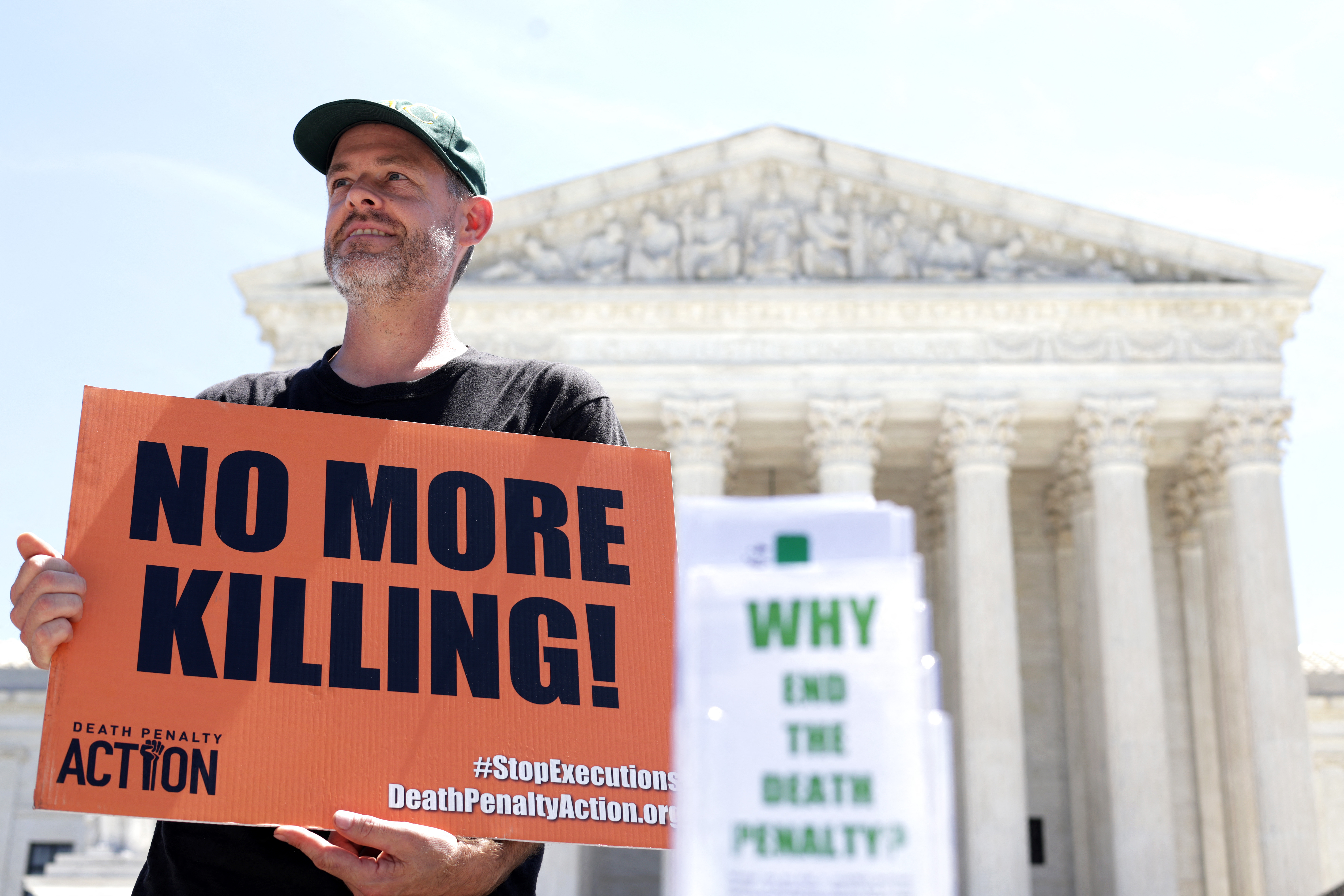 Halálbüntetés-ellenes tüntető az amerikai Legfelsőbb Bíróság épülete előtt, 2021 júniusában