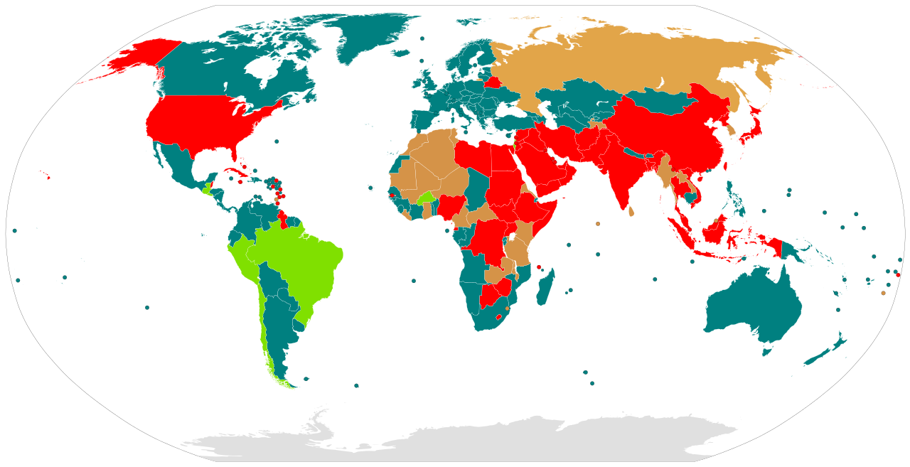 Piros: van halálbüntetés; barna: hozhatnak halálos ítéletet, de nem hajtják végre (moratórium); zöld: csak különleges esetekben (pl. háborús bűnök) van halálbüntetés; kék: teljesen eltörölték a halálbüntetést