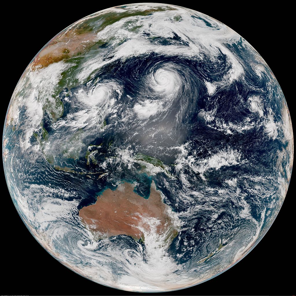 A Himawari-8 2015-ös felvétele a Földről. A látómezőjének szélein időről-időre feltűnnek csillagok, köztük a Betelgeuze is, melynek fényességváltozását így a műhold követni tudta