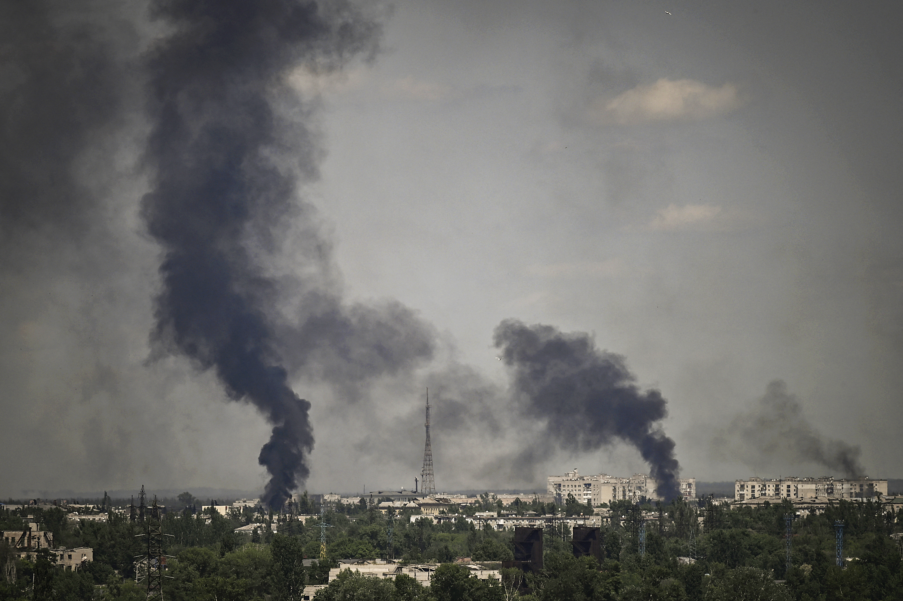 Füst száll fel Szeverodonyeck felett, ahol súlyos összecsapások zajlanak az orosz és ukrán erők között a háború 96. napján