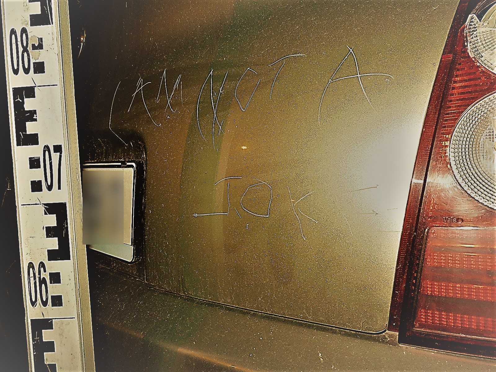 „I am not a joke” – ezt karcolta exe autójára Debrecenben