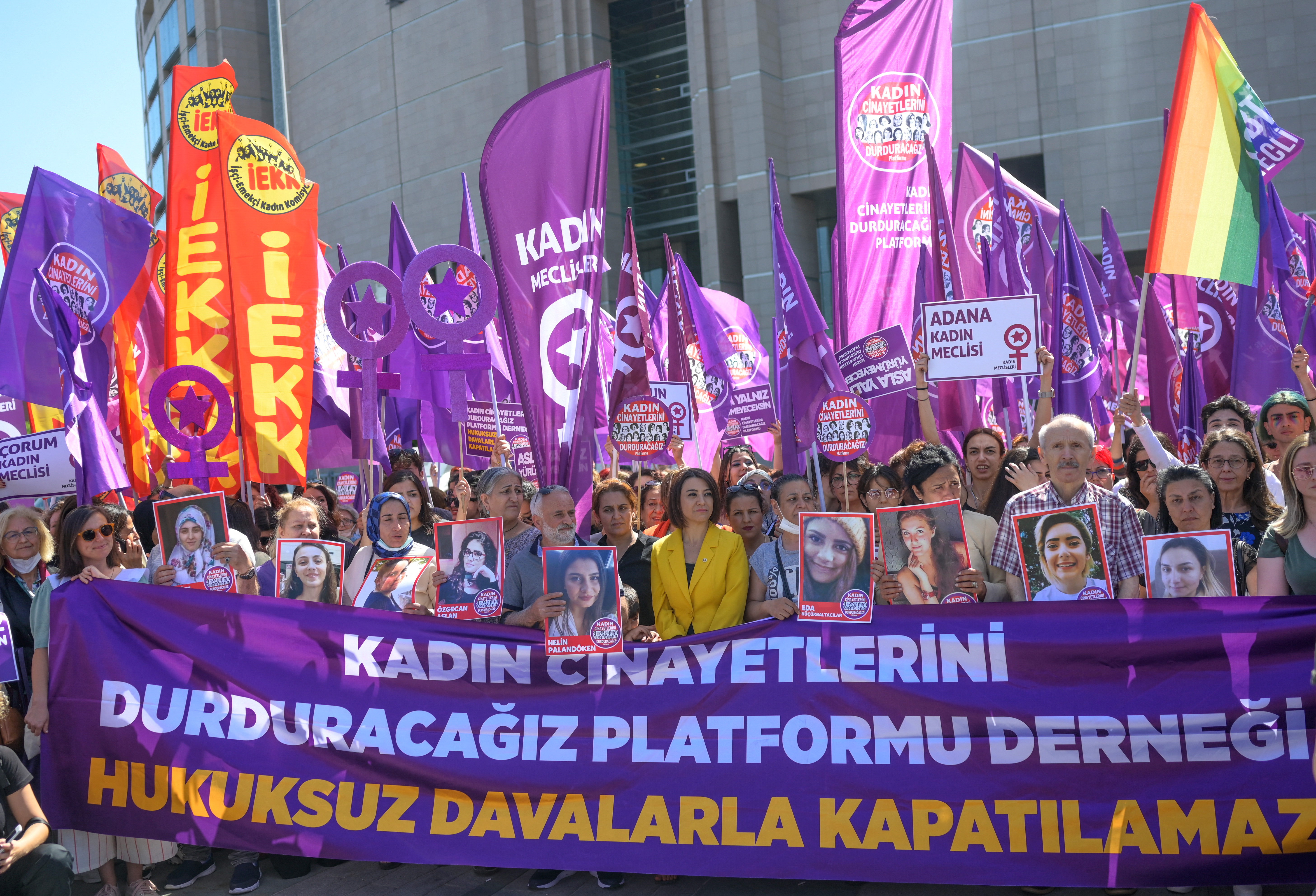 Nőjogi aktivisták és áldozatok rokonai tüntetnek az isztambuli törvényszék előtt.