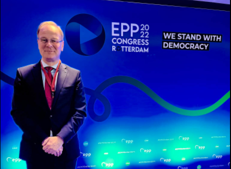 Navracsics Tibor az Európai Néppárt politikusaival haverkodik