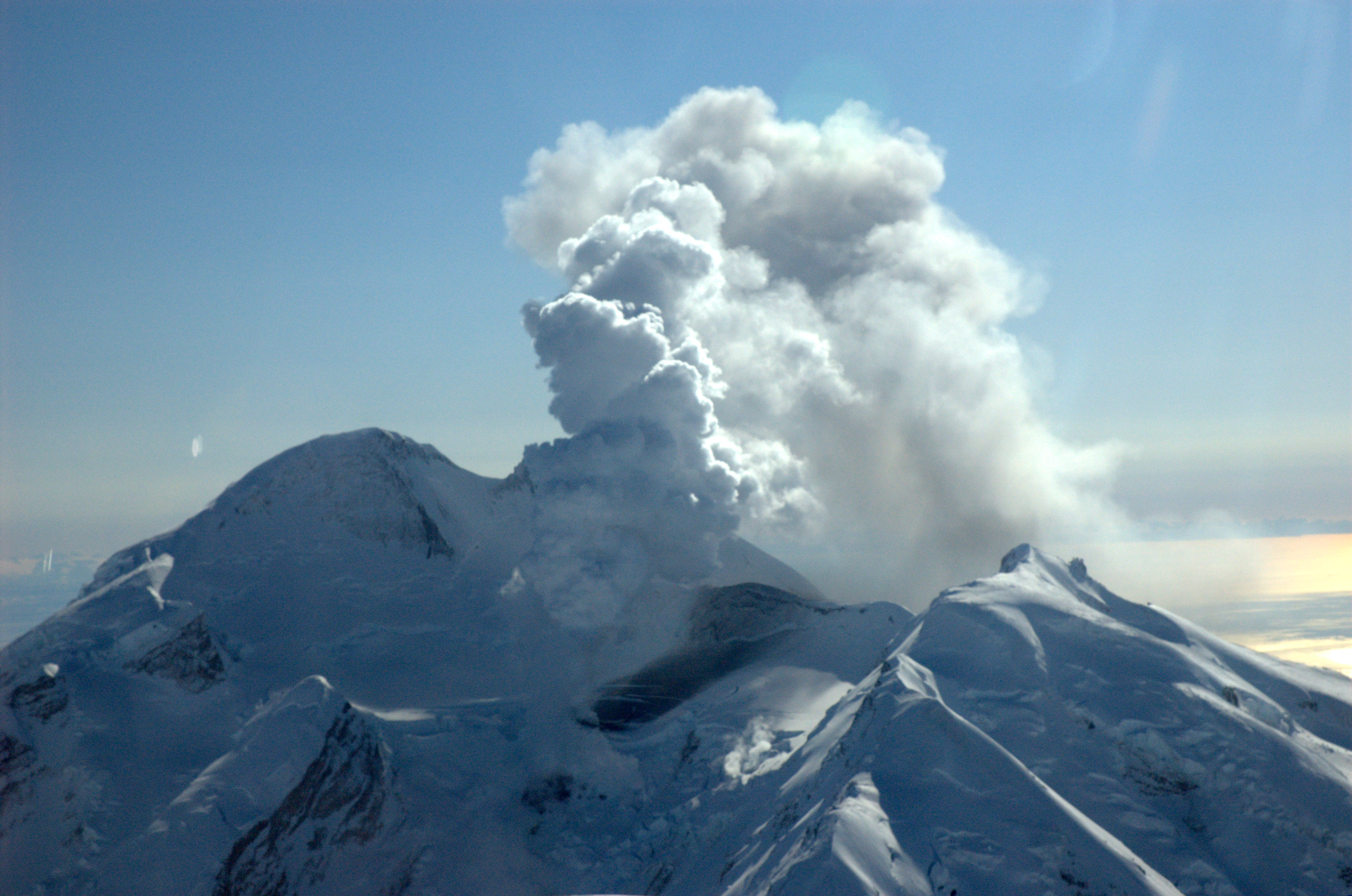 A Redoubt nevű alaszkai rétegvulkán vízgőz, szén- és kén-dioxid keverékét juttatja a levegőbe (vagy ahogy felfedezője, James Cook kapitány 1778-ban írta: „fehér füstöt ereget, tűz nélkül”)