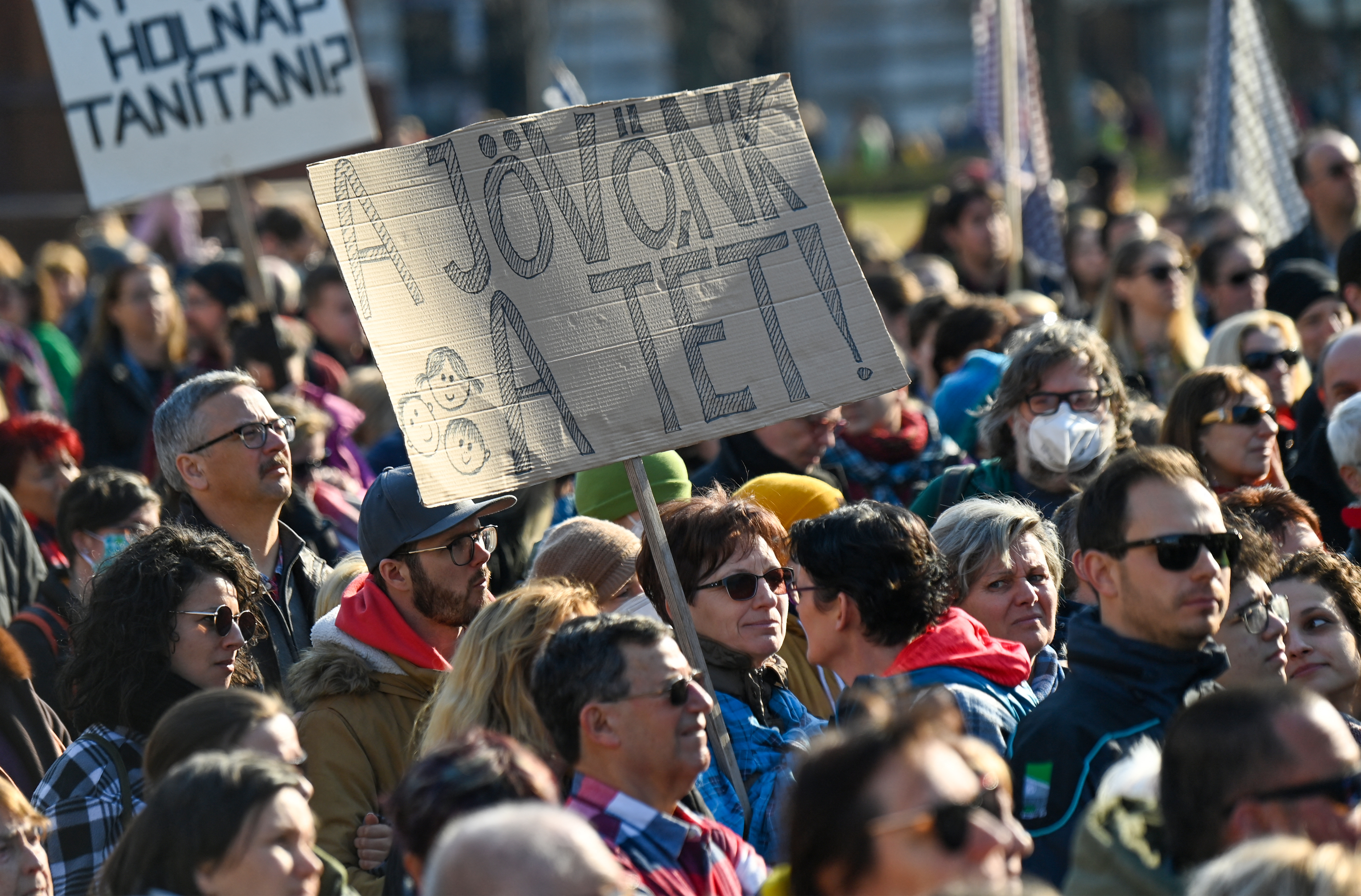 Tanársztrájk a béremelésért és a jobb munkakörülményekért a Kossuth téren, 2022. március 19-én