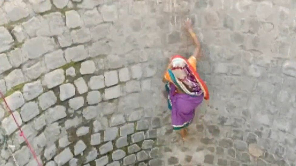 Kötél nélkül, a kút kőfalán kell leereszkedniük a maradék vízért egy indiai falu lakóinak