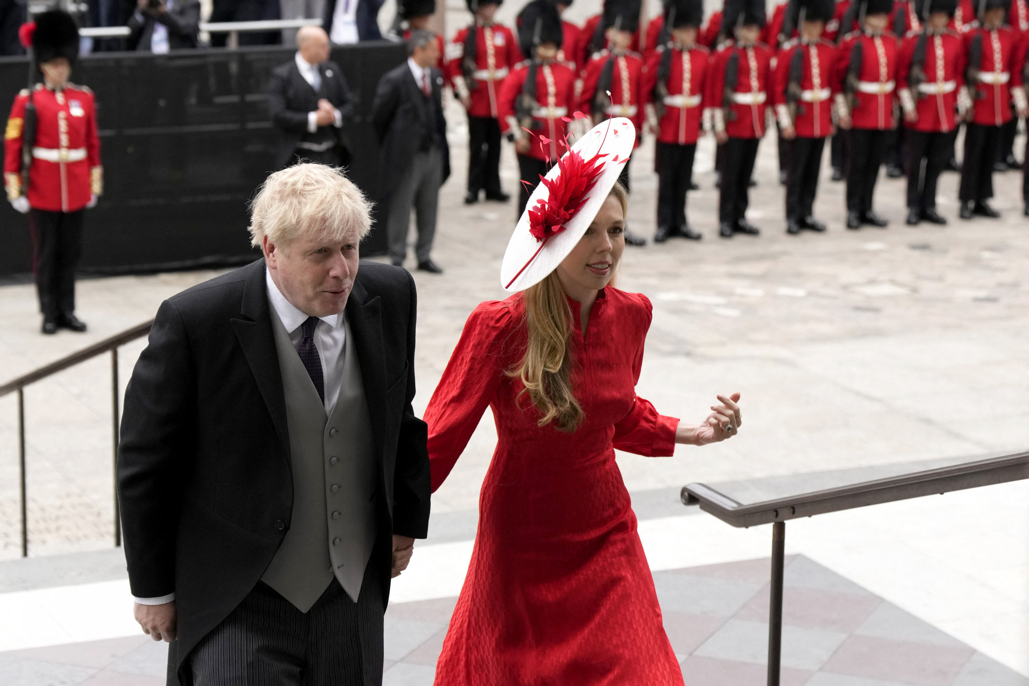 Hangos háborgás fogadta a királynő ünnepségére érkező Boris Johnsont