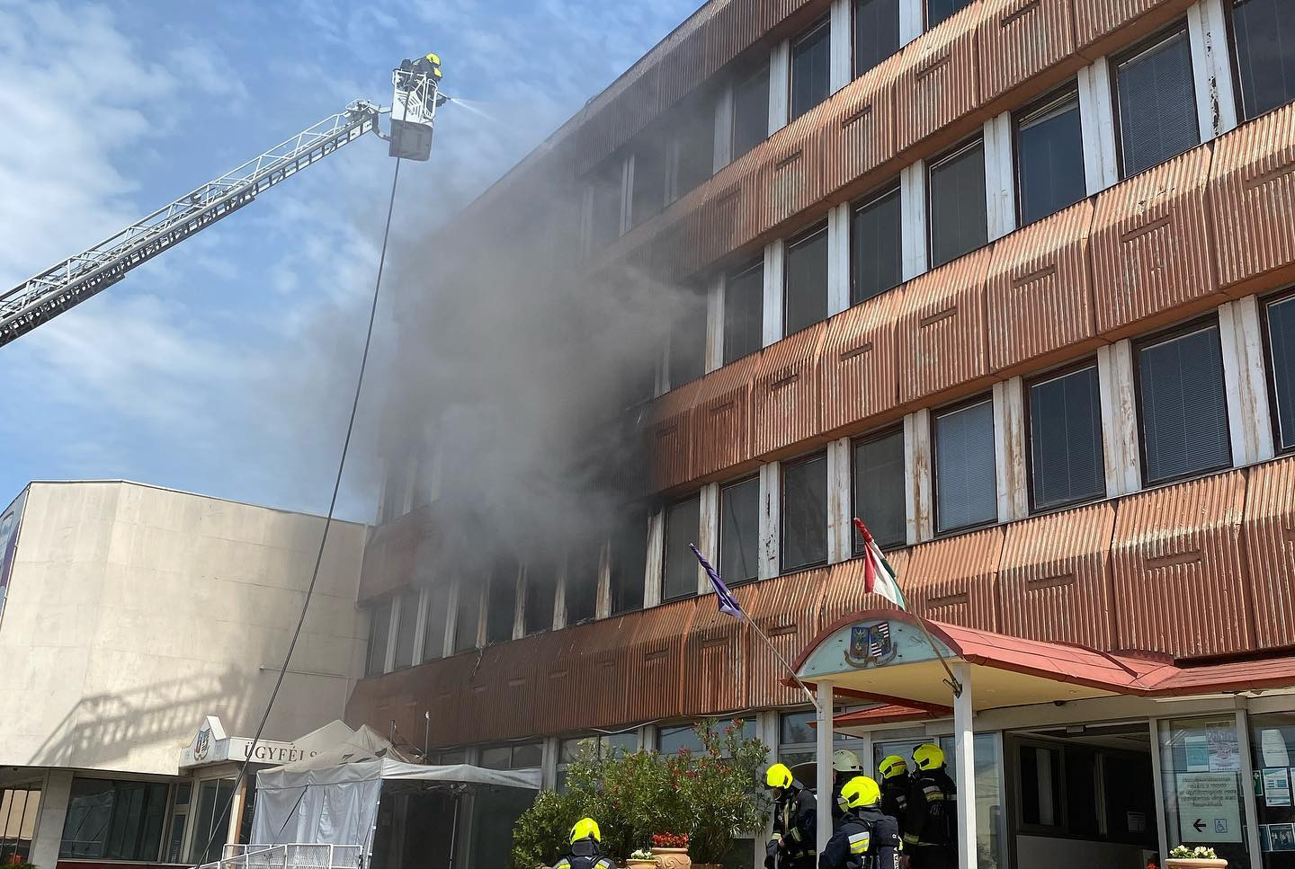 Tűz ütött ki a XVIII. kerületi városházán