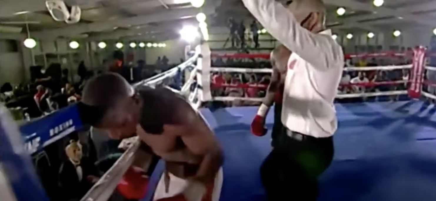 Teljesen fogalmatlanra püföltek a ringben egy dél-afrikai bokszolót