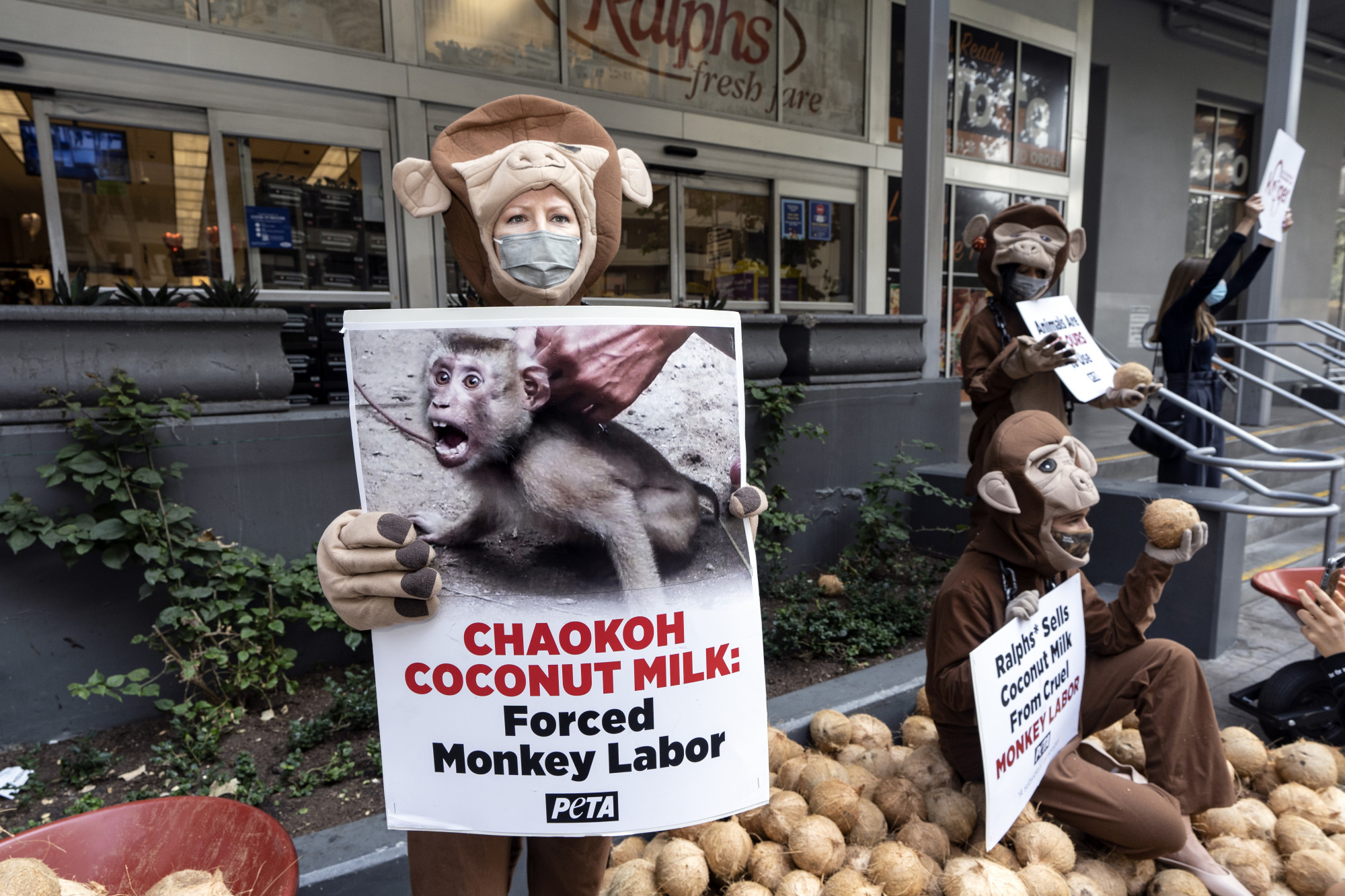 A PETA aktivistái tavaly a Kroger Ralphs nevű boltja előtt tüntettek emiatt.