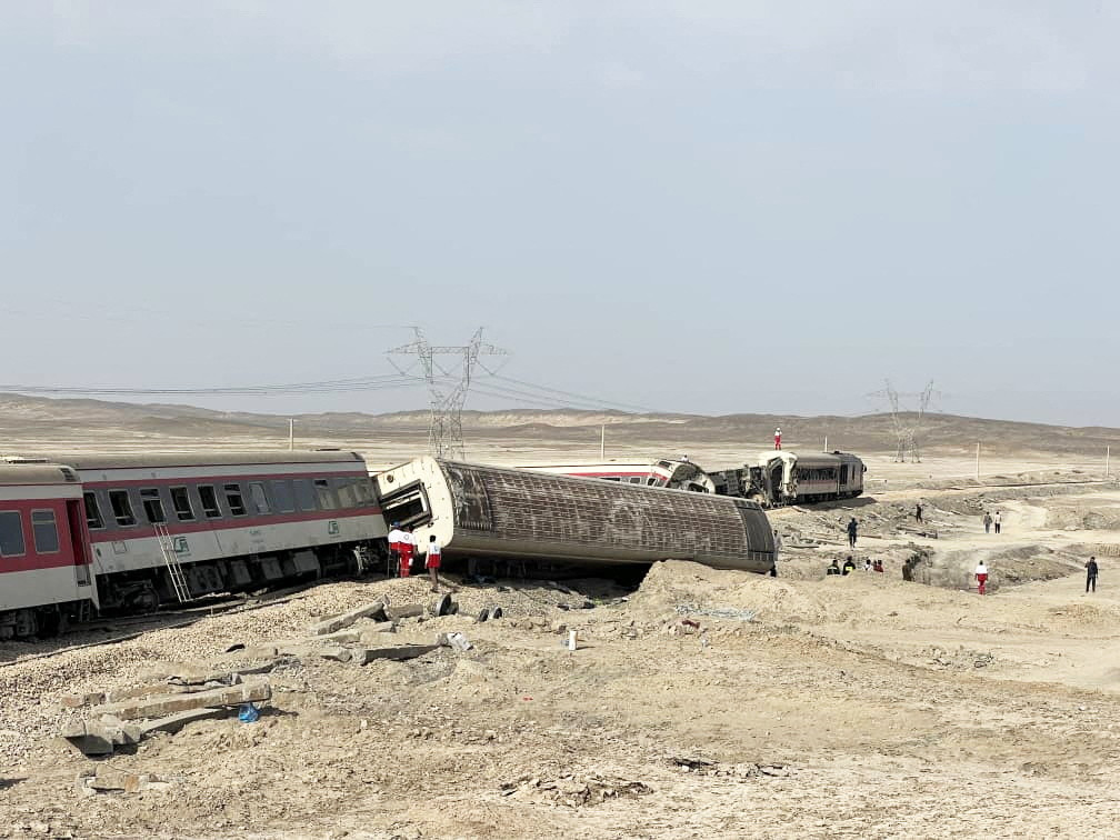 Tizenheten meghaltak, amikor kisiklott egy vonat Iránban