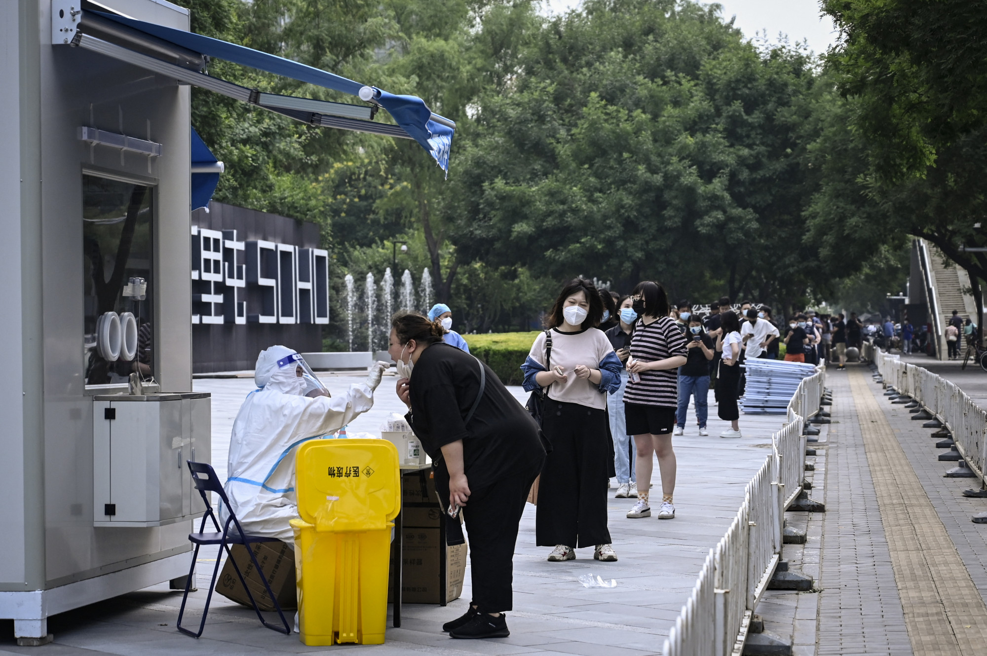 Kína hazugságnak nevezte az elméletet, amely szerint a koronavírus-járvány egy kínai laboratóriumból indult