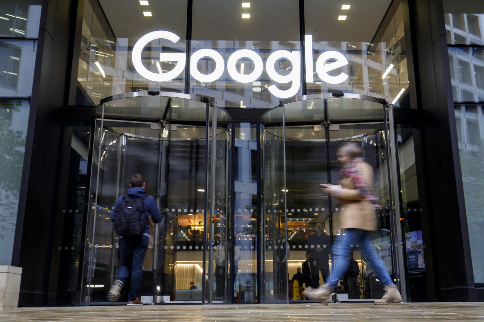 Diszkrimináció miatt fizetett 118 millió dollárt az ott dolgozó nőknek a Google