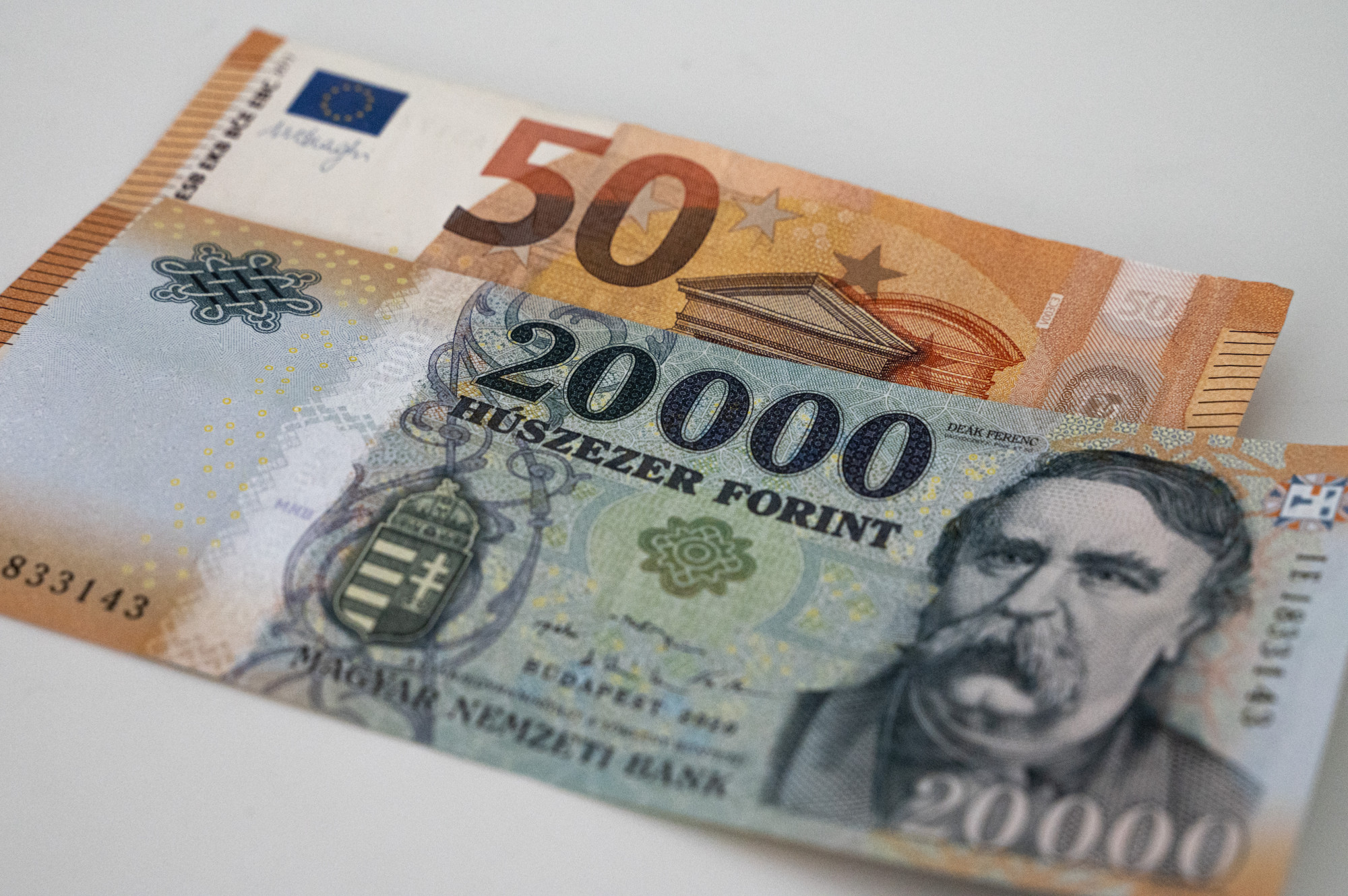 Több mint 404 forintba kerül egy euró