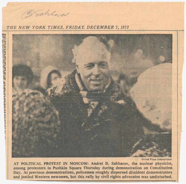 Andrej Szaharovot, (1921–1989) a „szovjet hidrogénbomba atyját” saját tudományos eredményeinek lehetséges következményei sarkallták politikai aktivizmusra: az 1960-as évektől a szovjet ellenzék egyik vezetőjeként rendre kiállt az emberi jogok és a béke mellett.