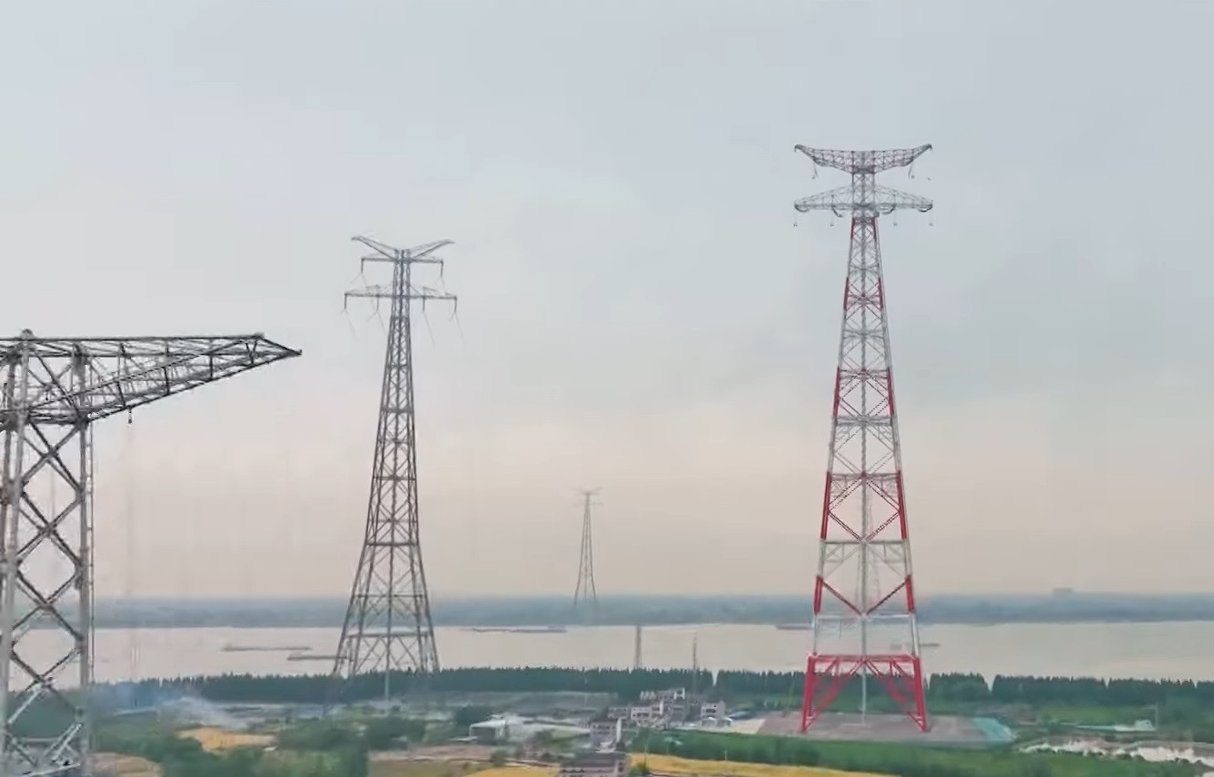 A világ legmagasabb távvezetékoszlopait kötötték össze kábelekkel a Jangce-folyó fölött