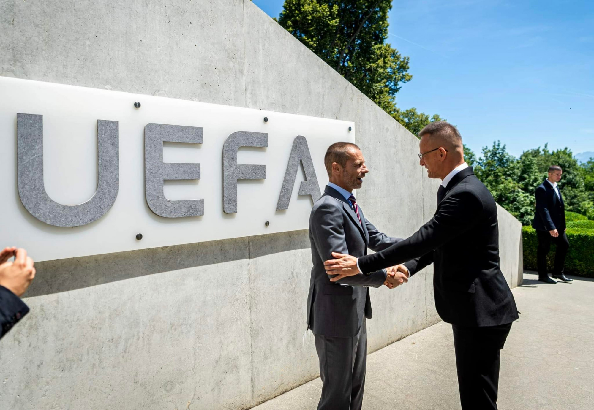 Szijjártó taktikai egyeztetésen volt az UEFA-nál, mert Magyarország nevében kiáll a kormány a Szuperliga ellen
