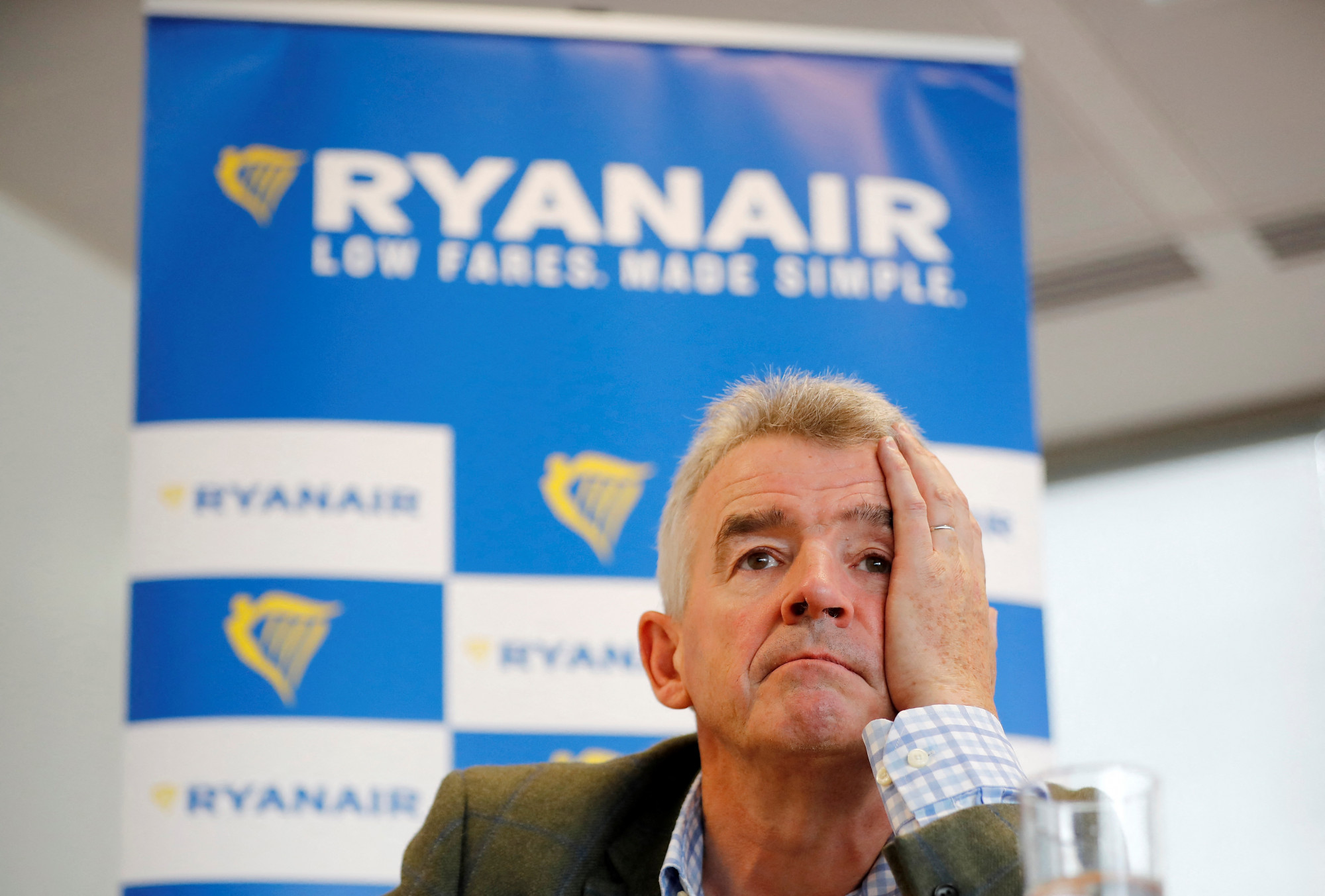 Egy interjún belül ötször idiótázta le a magyar gazdaságfejlesztési minisztert a Ryanair vezetője