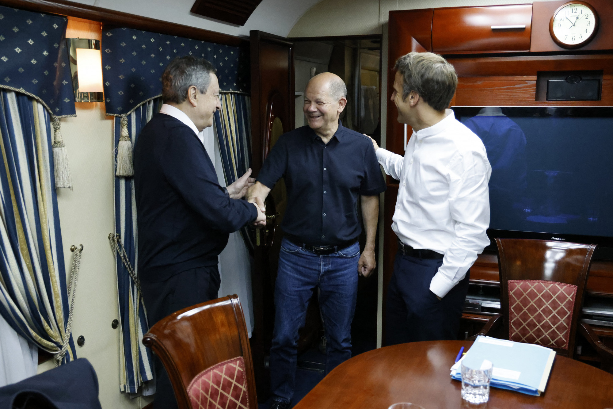 Együtt érkezett Kijevbe Macron, Scholz és Draghi