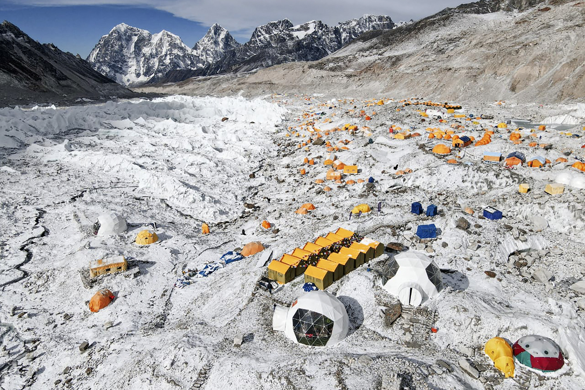 Túl meleg van, és túl sok a vizelet, költözik a Mount Everest nepáli alaptábora