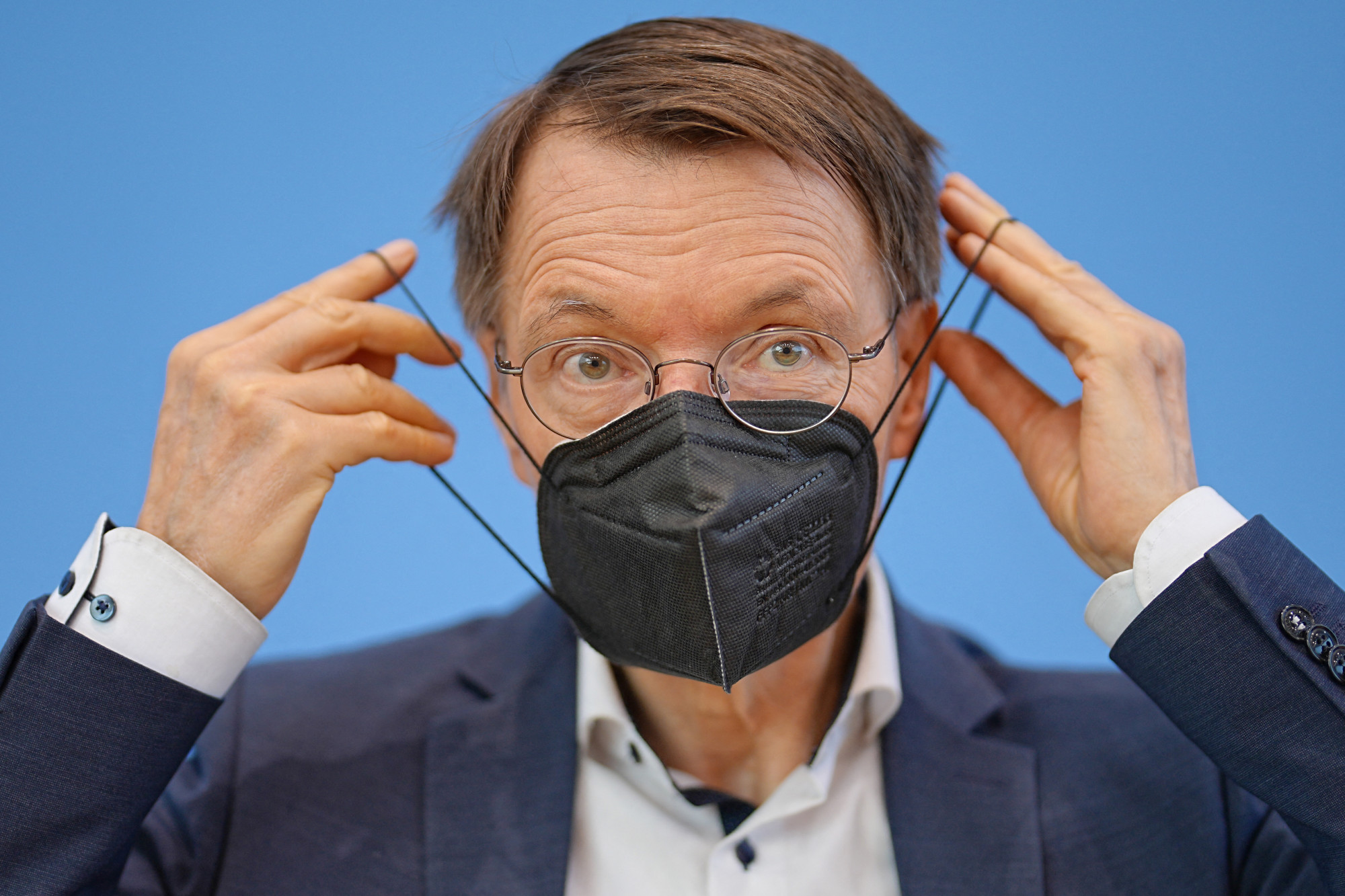 Német egészségügyi miniszter: télen újra jöhetnek a korlátozások, új oltás készül a koronavírus ellen