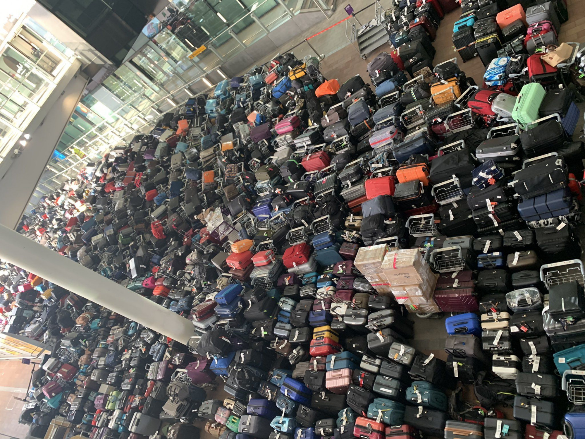 Hegyekben állnak az elkavart csomagok a Heathrow-n, London legnagyobb repterén