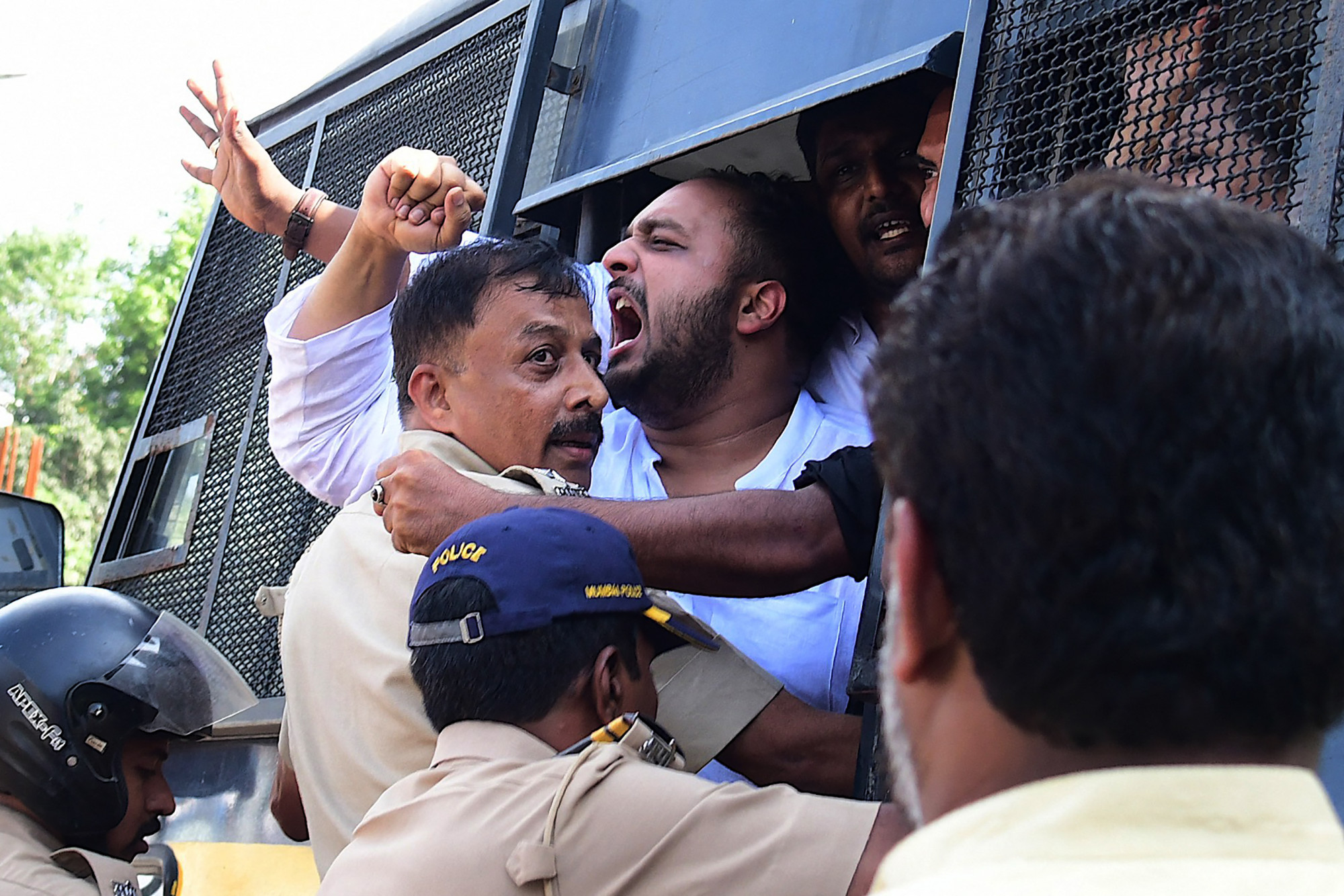 Vonatokat gyújtogattak a szerződéses katonai jogviszony átalakítása ellen tiltakozók Indiában