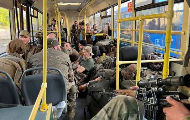 Elvitték Oroszországba az Azov ezred foglyul ejtett parancsnokait