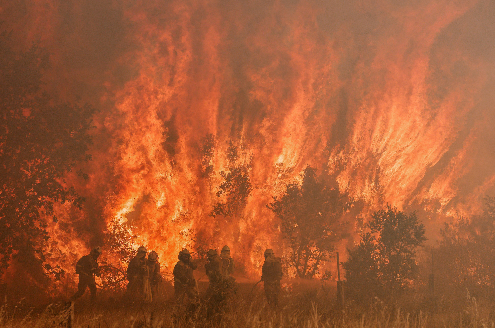 Az extrém magas hőmérséklet és az erős szél nehezíti az erdőtüzek ellen küzdő tűzoltók dolgát Spanyolországban