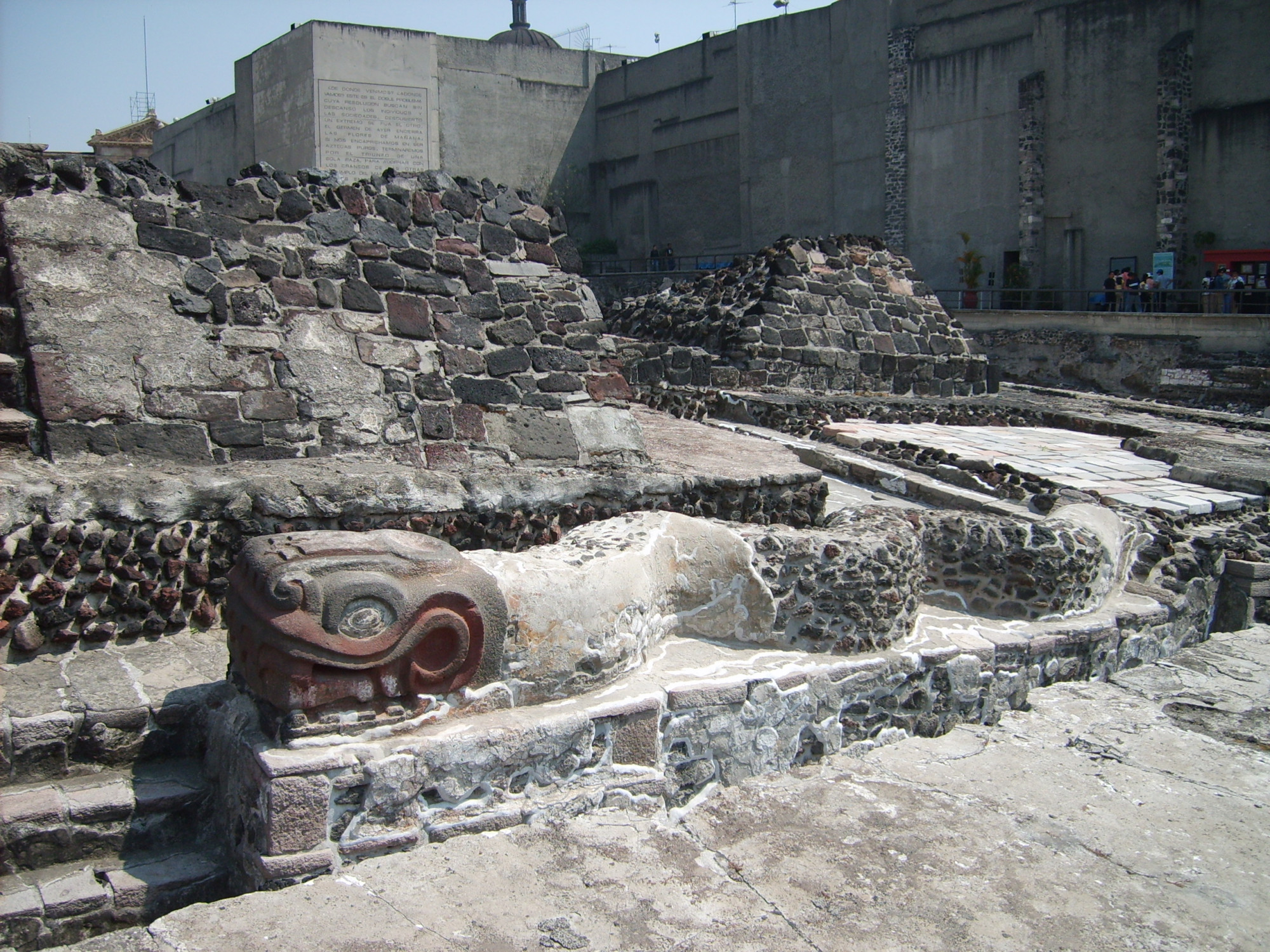 A Templo Mayor egyik tollaskígyója
