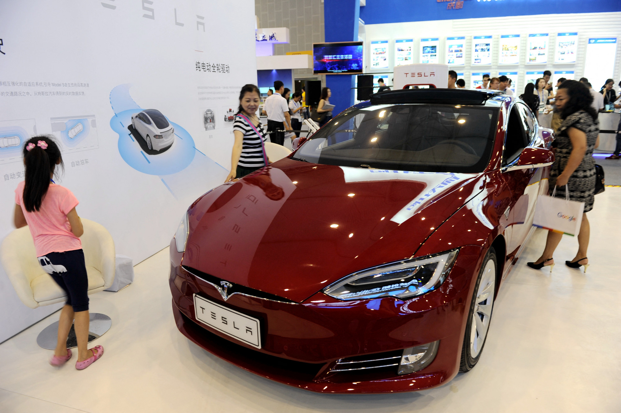Háborognak a kínai vásárlók, amiért most sokkal olcsóbb a Tesla, mint amikor ők vették