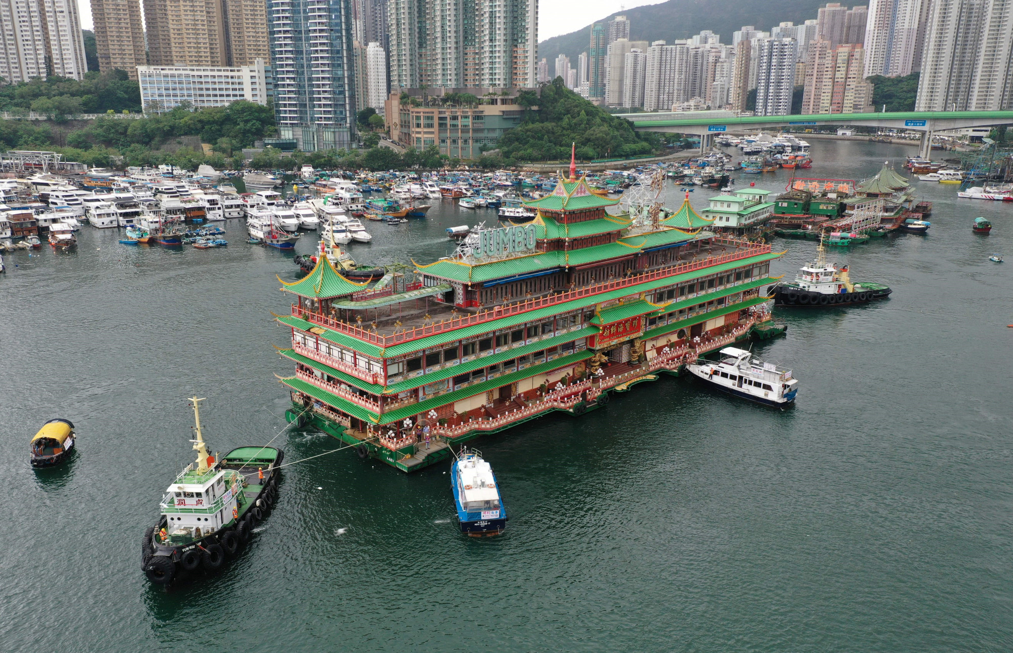 Elsüllyedt Hongkong ikonikus úszó étterme, a Jumbo