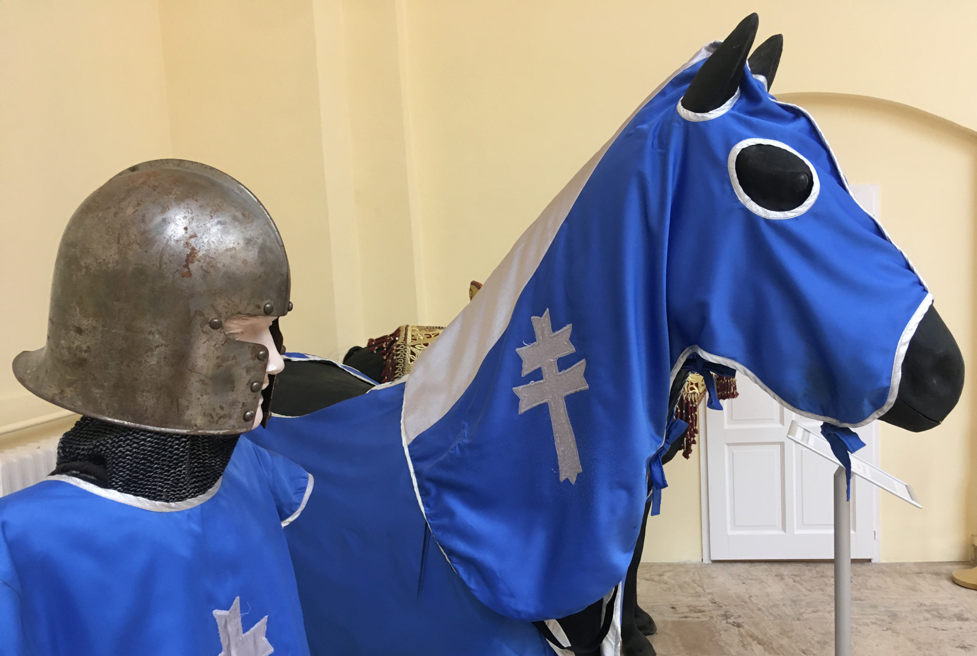 Illusztrációnak elmegy, múzeumi kiállításnak szörnyen gagyi a Vajdahunyad-várban látható lovas tárlat, a Lóközelben