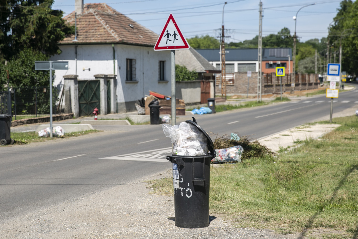 Pénzmosás Vácon: 1,2 millió forint ment a kukába