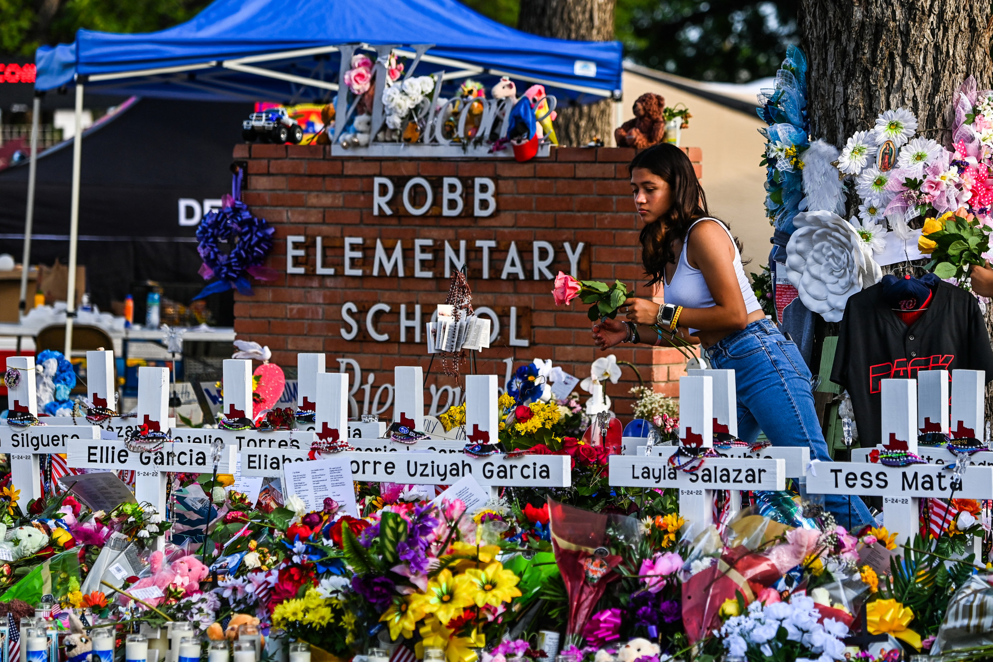 Kirúgták a texasi rendőrfőnököt, aki csak hosszas késlekedés után reagált az iskolai mészárláskor