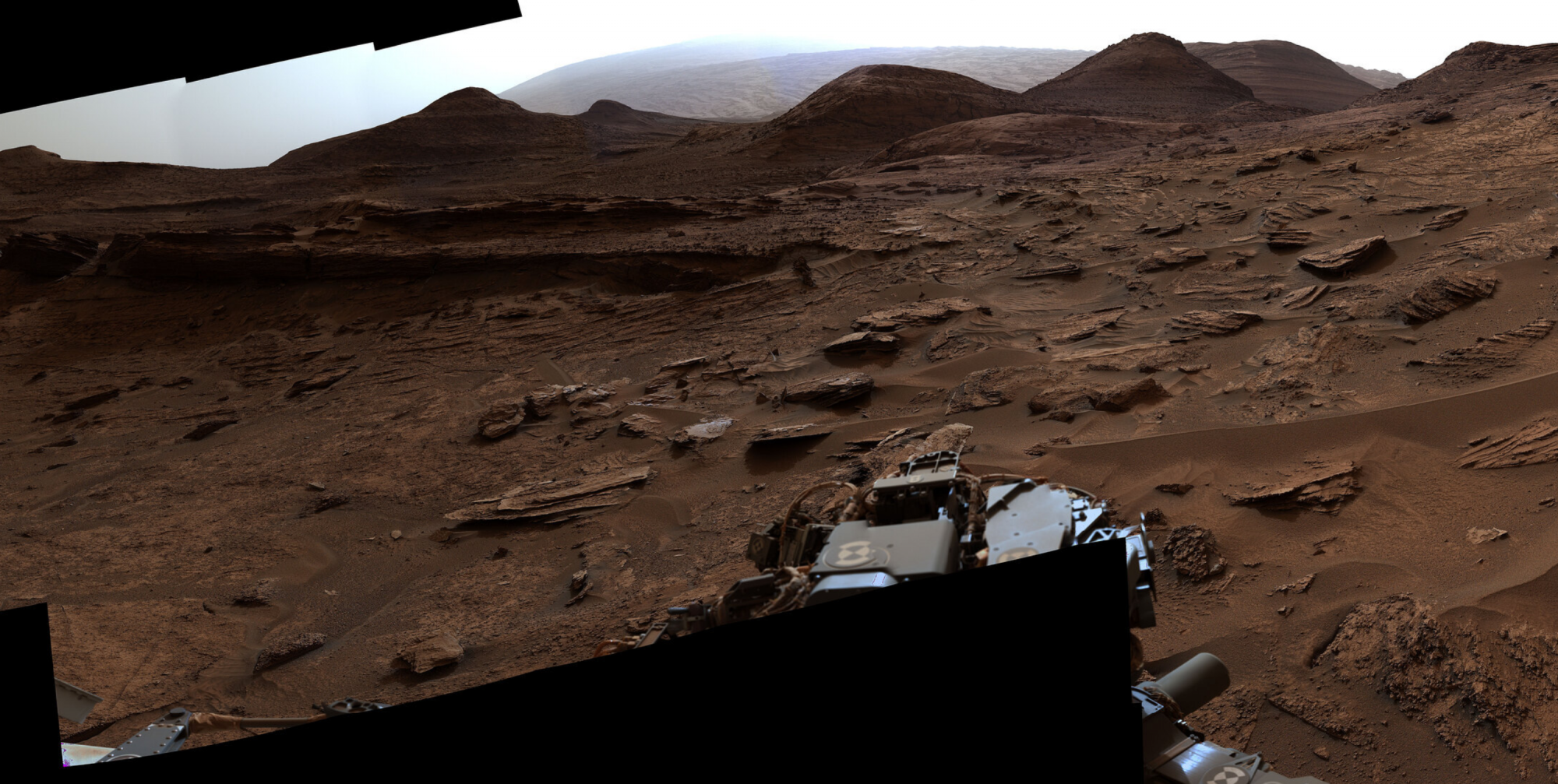 Az átmeneti zónából a Mount Sharp magasabb régiói felé tekint a Curiosity a május 22-én készített panorámaképén