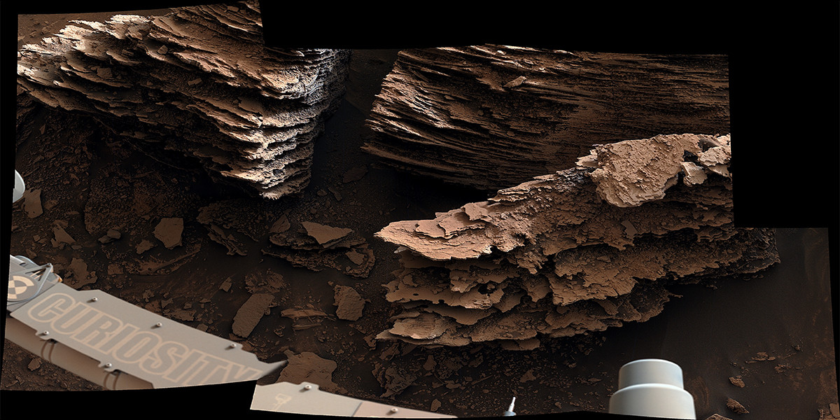 Ezek a Curiosity felvételén ostyahalomra emlékeztető töredezett kőzetek egy ősi patakról tanúskodnak