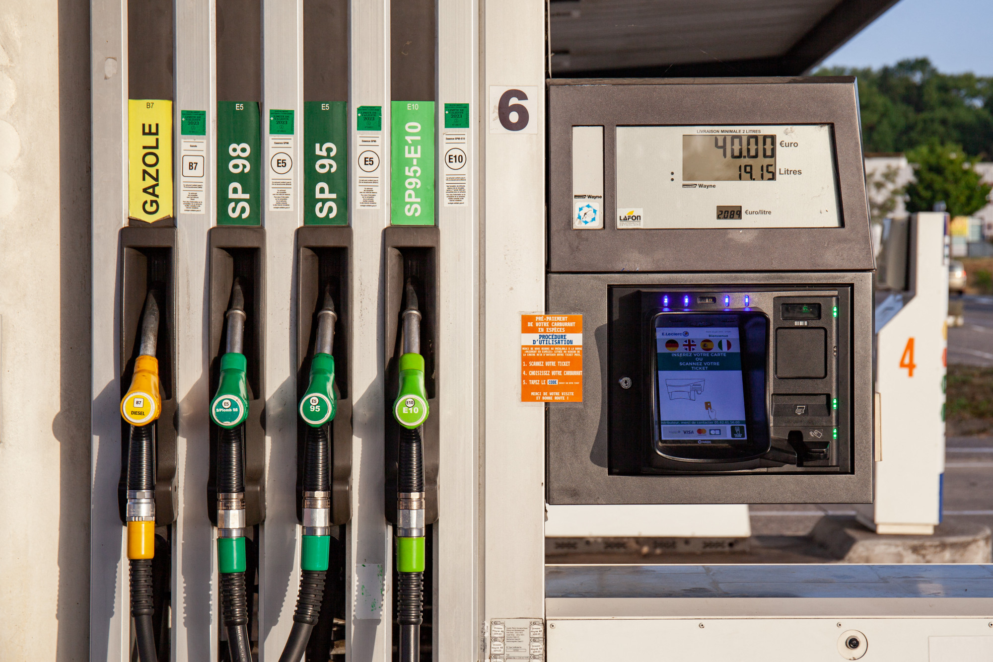 A kormány elégedett a benzin árával, egyelőre nem lesz ársapka