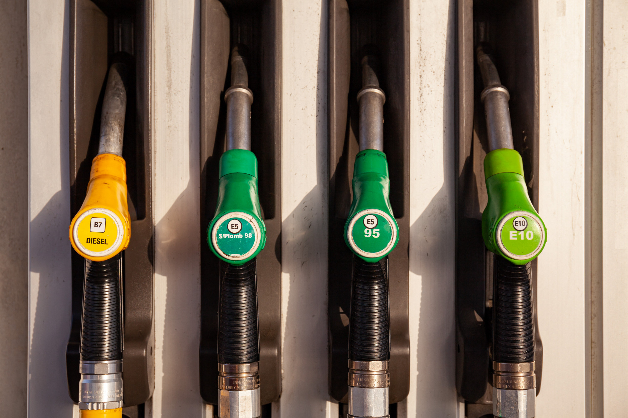 Hiába esik az üzemanyag ára, csökken a kereslet