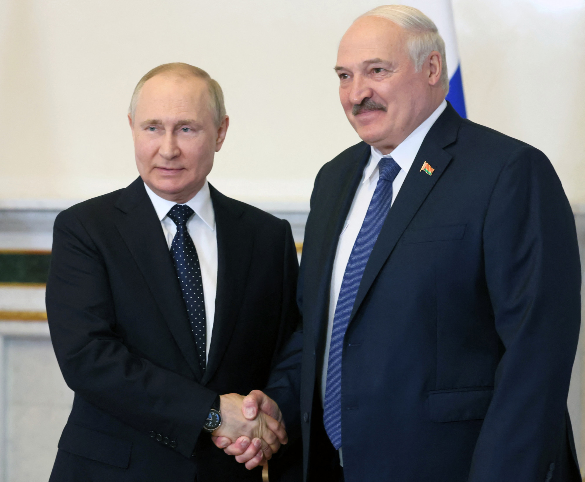 Putyin atomtöltetek célba juttatására is alkalmas rakétákat küld Fehéroroszországnak