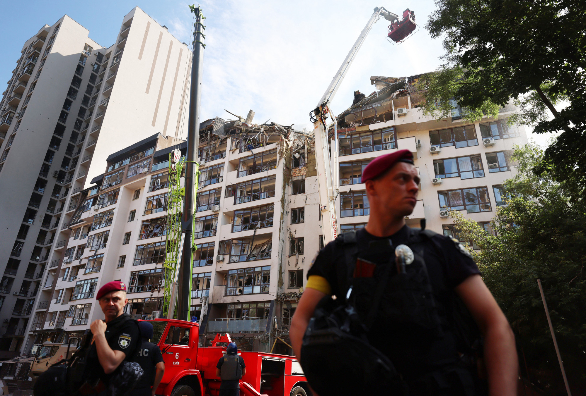 Újabb robbanások Kijevben, az oroszok egy lakóházat is kilőttek, az ukránok további nehézfegyvereket kérnek