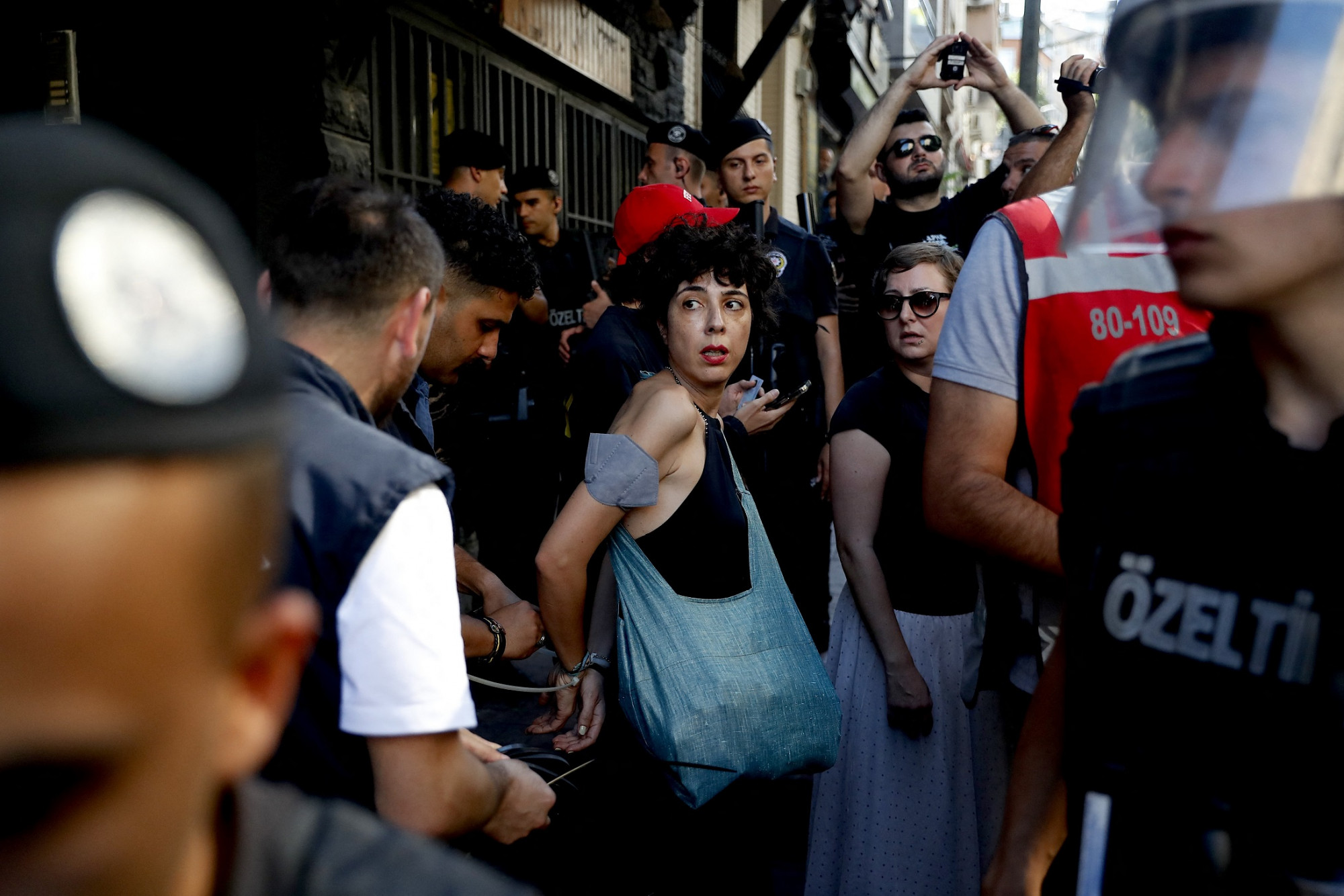 A török rendőrség demonstrálókat vesz őrizetbe az isztambuli Pride-on június 26-án.
