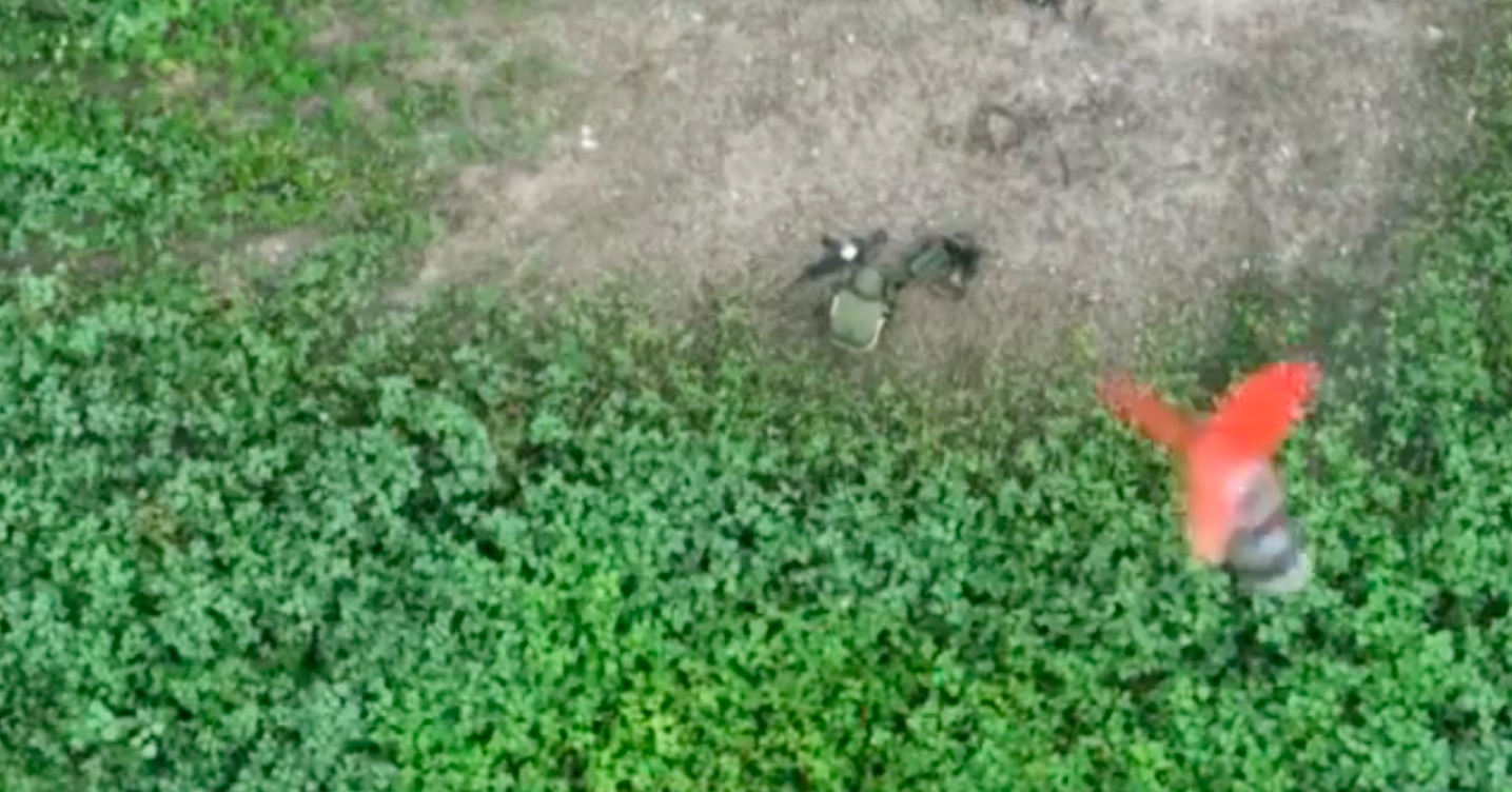 Drónról pottyantottak aknagránátot a letolt gatyával pottyantó orosz katonára