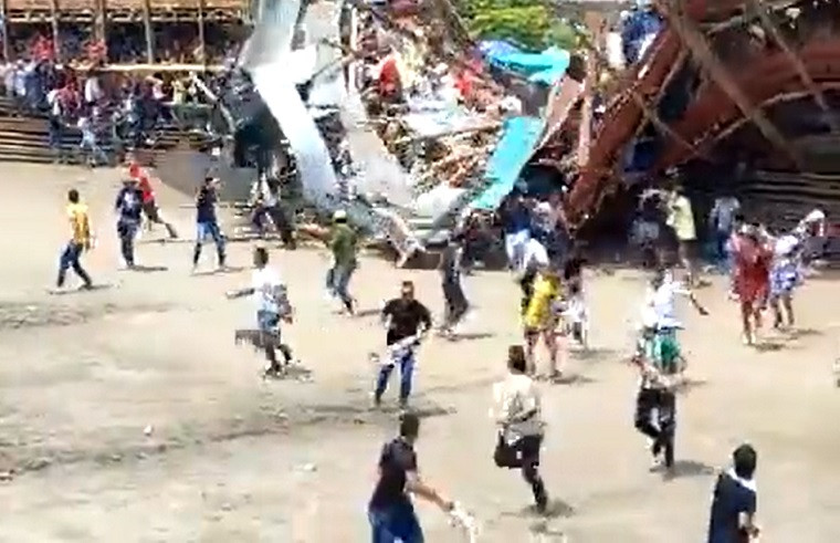 Bikaviadal alatt összeomlott egy kolumbiai stadion lelátója, legalább négyen meghaltak és százak megsérültek