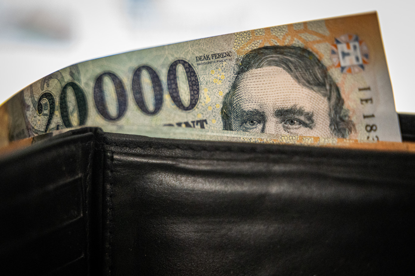 Mélyrepülésben a pénzünk, több mint 3 forintot drágult az euró pénteken