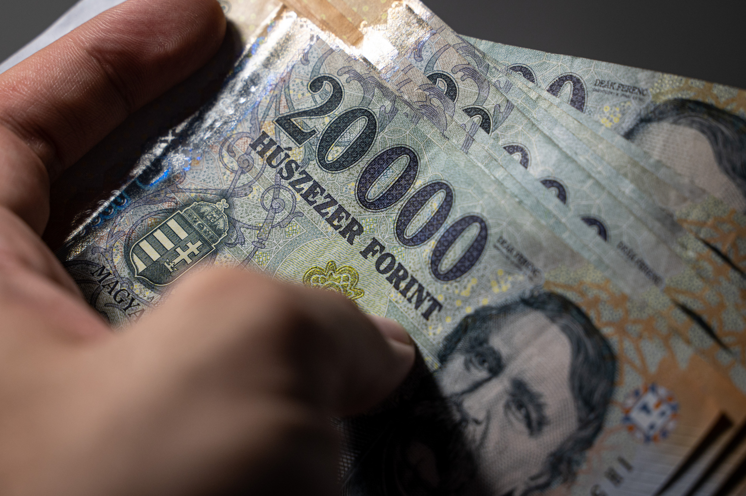 100 Ezer Forint