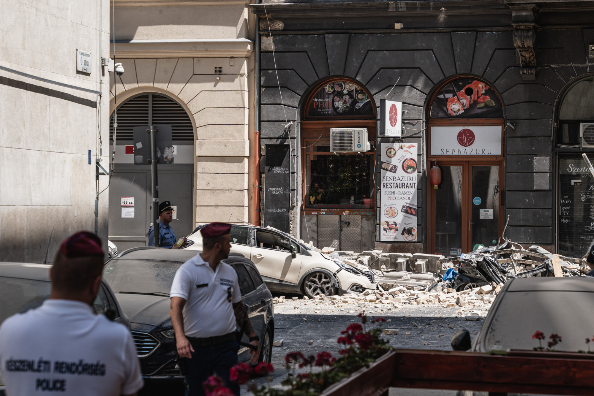 A Budapesti Operettszínház egyik táncosa is megsérült a terézvárosi tetőomlásban