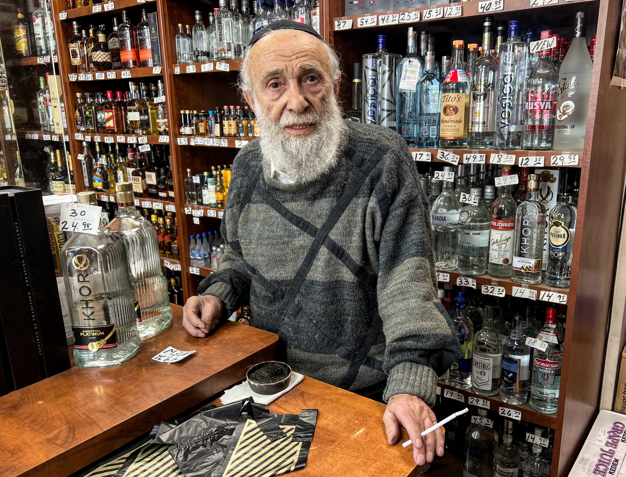 A 84 éves Weinberger Ernő 1956-ban vándorolt ki Makóról Brooklynba, ahol ma egy kis kóser borkereskedést üzemeltet. „Ha összejön a család, több mint százan vagyunk az unokáimmal és dédunokáimmal együtt”.