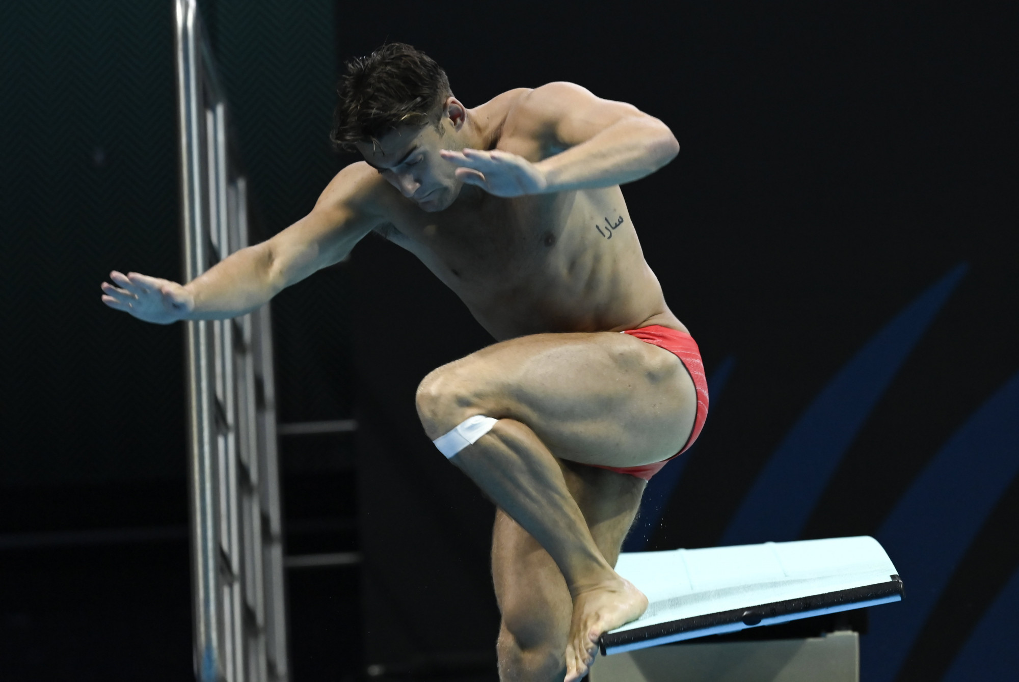 Az osztrák Dariush Lotfi lecsúszik a deszkáról a férfi 3 méteres műugrás selejtezőjében a vizes világbajnokságon a Duna Arénában 2022. június 27-én